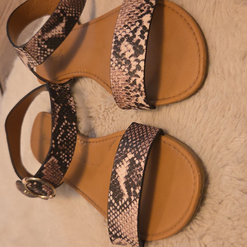 SANDAL BUNDLE - 3 pairs Of Women's Summer Sandals - Size 8 - Picture 8 of 9